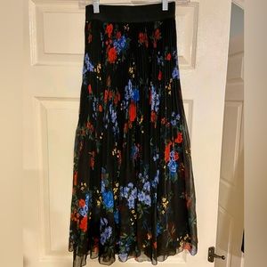 Aritzia Pleated Twirl Midi Skirt Black Floral XS.